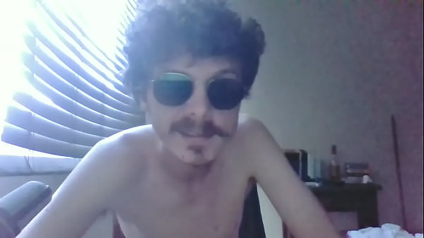 Lettura di un servizio del giornalista Renan Honorato (seminudo)