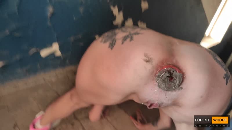 Enfia sujeira na bunda e come lixo, prostituta da floresta, brincadeira pública arriscada e pornô, humilhação suja, amador, mijando na Ucrânia