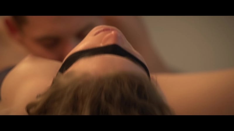 Zwei Kerle ficken Caprice wunderschön mit verbundenen Augen (Sexporno für Erwachsene, xxx, Blowjob, Sex zu dritt, Porno zu dritt, HD-Porno, HD)