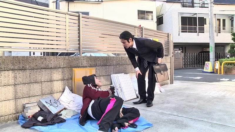 Une femme japonaise donne son corps à un vieil homme sans abri (censuré)